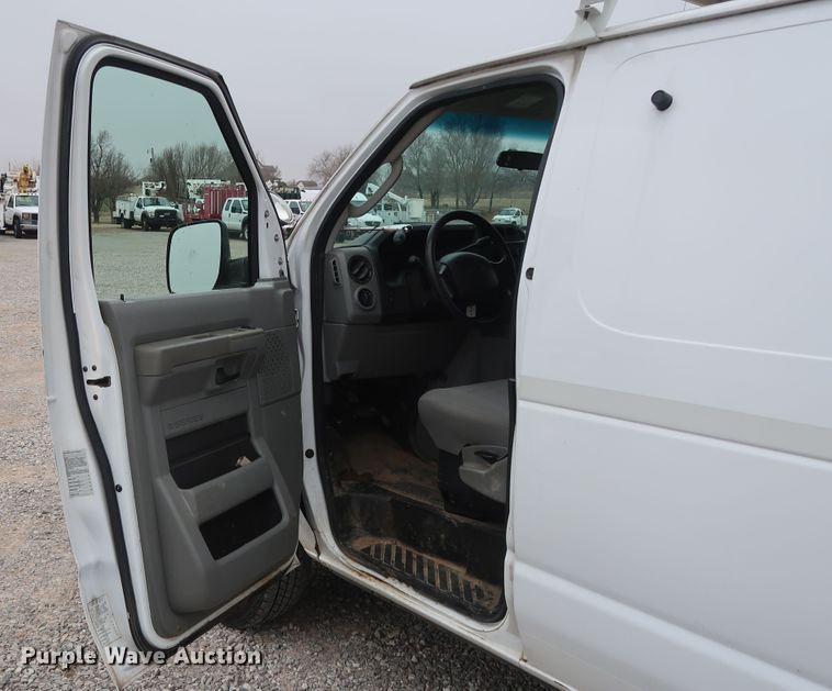 image for item GD9982 2009 Ford E350 Super Duty van with bucket lift