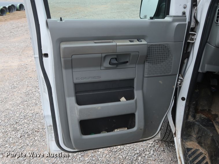 image for item GD9982 2009 Ford E350 Super Duty van with bucket lift