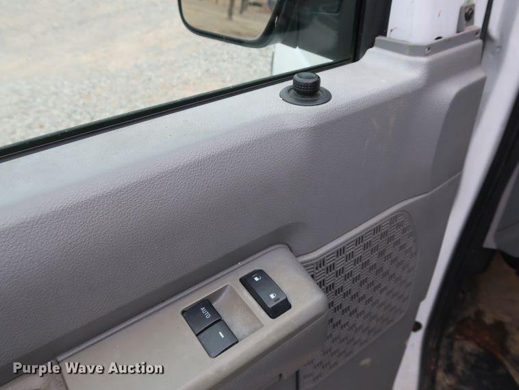 image for item GD9982 2009 Ford E350 Super Duty van with bucket lift