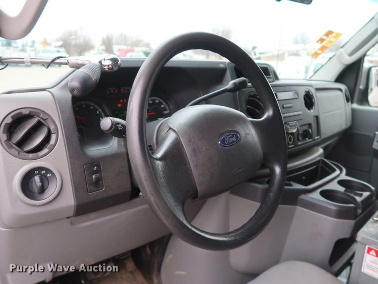 image for item GD9982 2009 Ford E350 Super Duty van with bucket lift