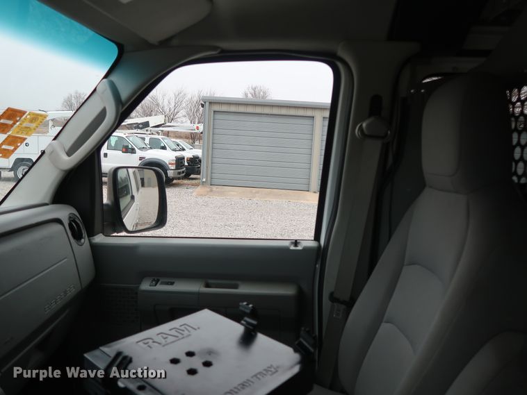 image for item GD9982 2009 Ford E350 Super Duty van with bucket lift