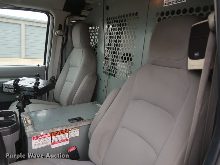 image for item GD9982 2009 Ford E350 Super Duty van with bucket lift