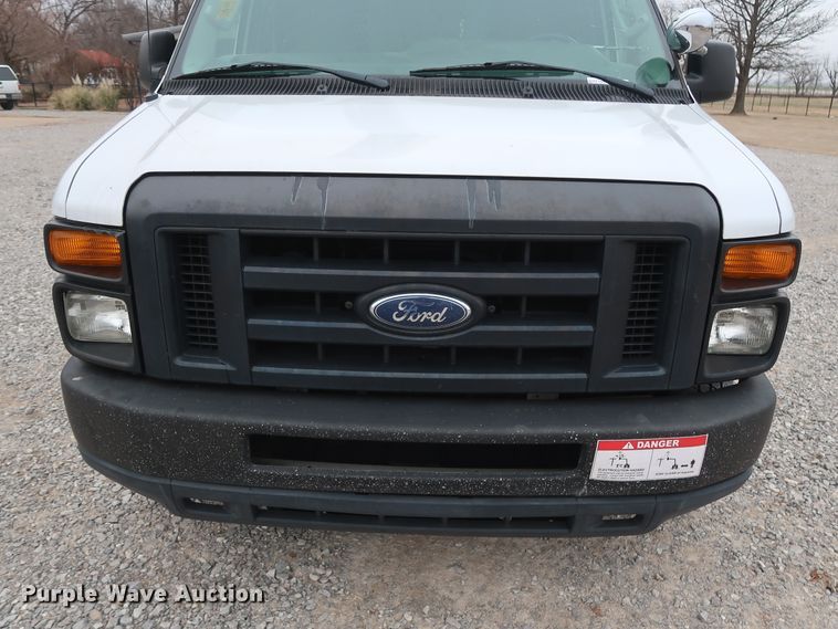 image for item GD9982 2009 Ford E350 Super Duty van with bucket lift