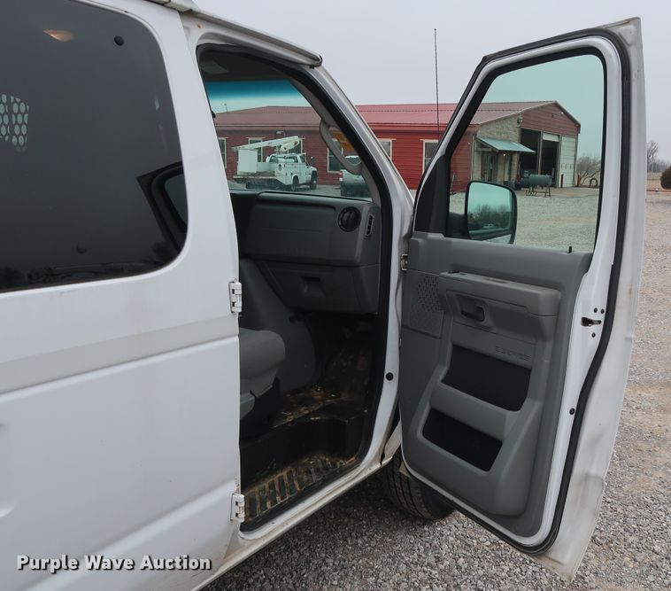 image for item GD9982 2009 Ford E350 Super Duty van with bucket lift