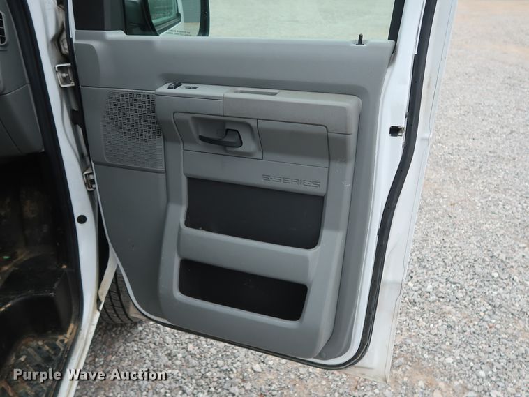 image for item GD9982 2009 Ford E350 Super Duty van with bucket lift