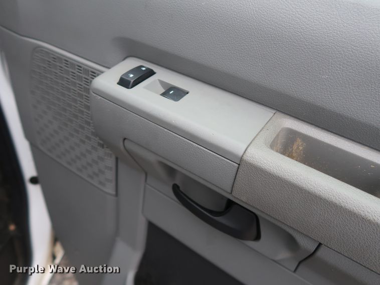 image for item GD9982 2009 Ford E350 Super Duty van with bucket lift