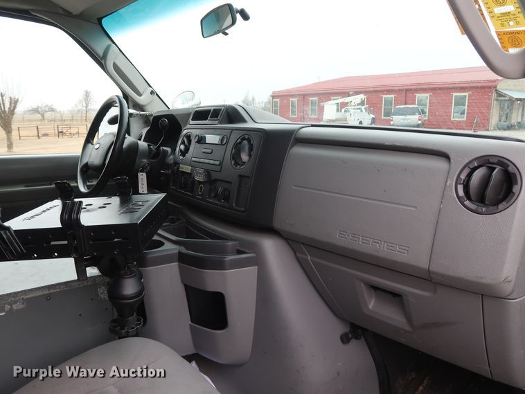 image for item GD9982 2009 Ford E350 Super Duty van with bucket lift