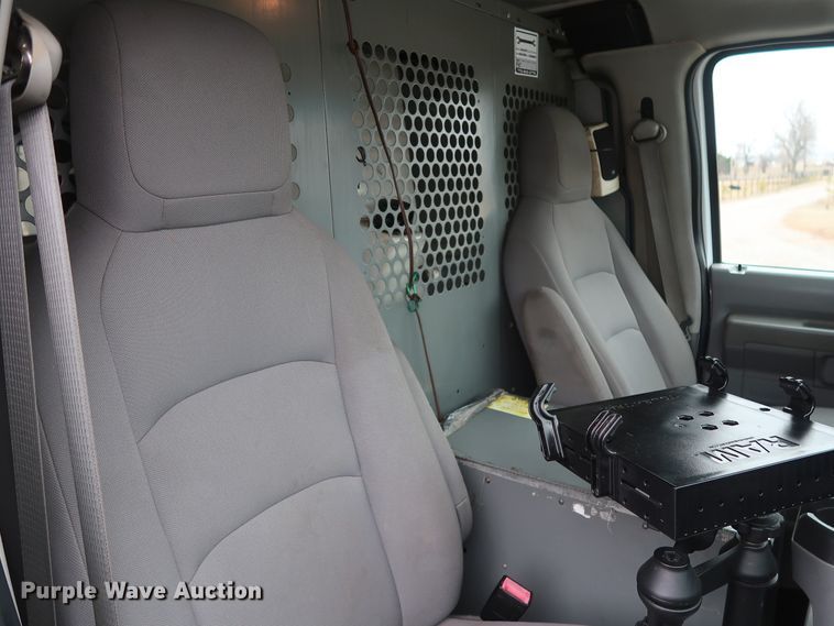 image for item GD9982 2009 Ford E350 Super Duty van with bucket lift