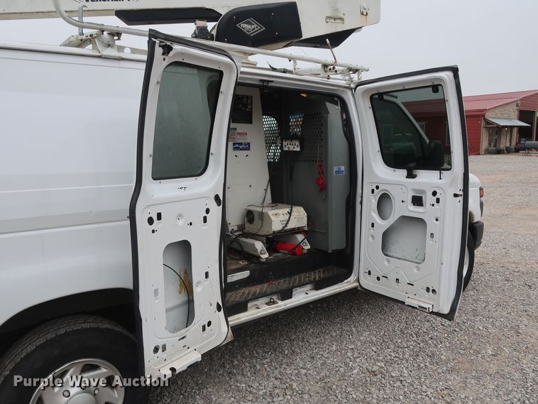 image for item GD9982 2009 Ford E350 Super Duty van with bucket lift