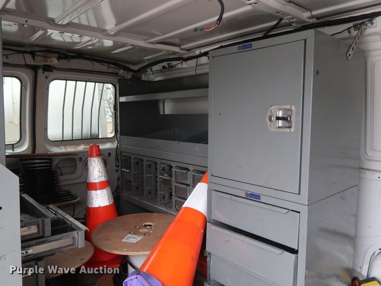 image for item GD9982 2009 Ford E350 Super Duty van with bucket lift