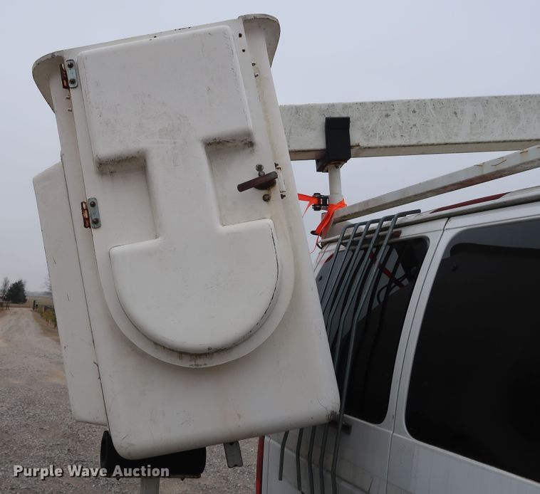 image for item GD9982 2009 Ford E350 Super Duty van with bucket lift