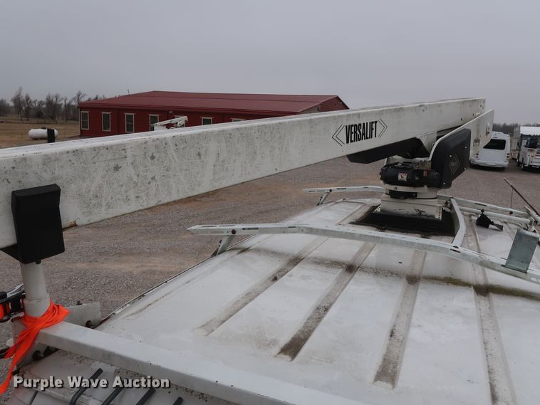 image for item GD9982 2009 Ford E350 Super Duty van with bucket lift