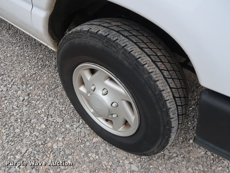 image for item GD9982 2009 Ford E350 Super Duty van with bucket lift