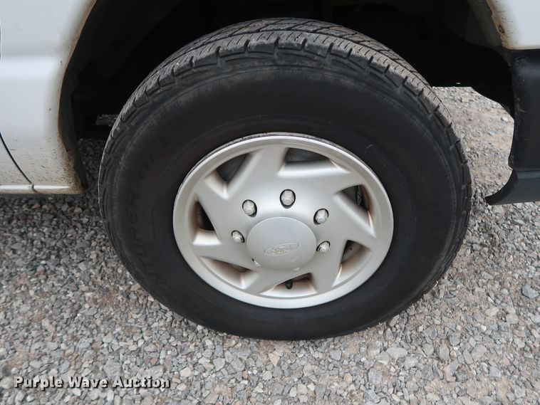 image for item GD9982 2009 Ford E350 Super Duty van with bucket lift