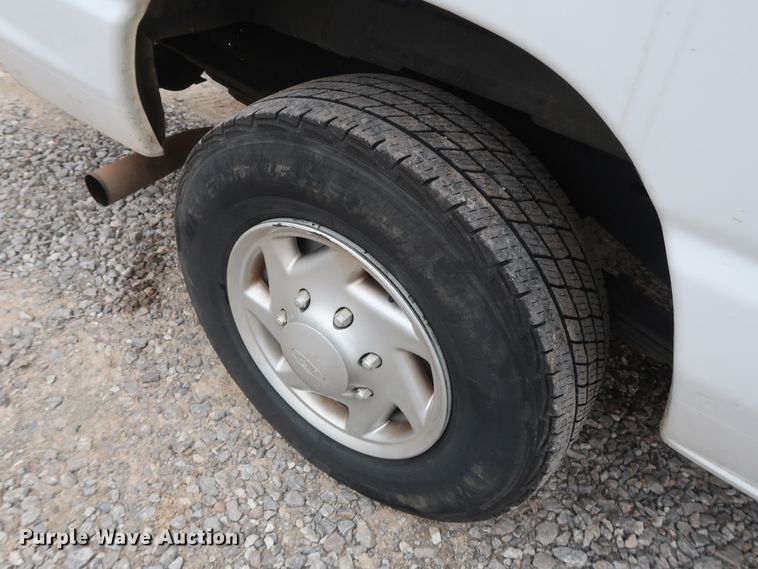 image for item GD9982 2009 Ford E350 Super Duty van with bucket lift