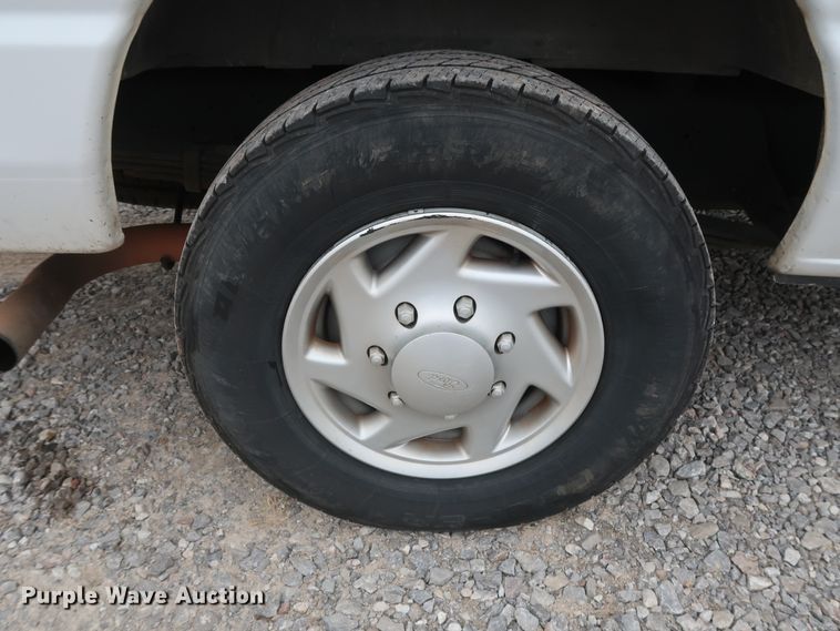 image for item GD9982 2009 Ford E350 Super Duty van with bucket lift