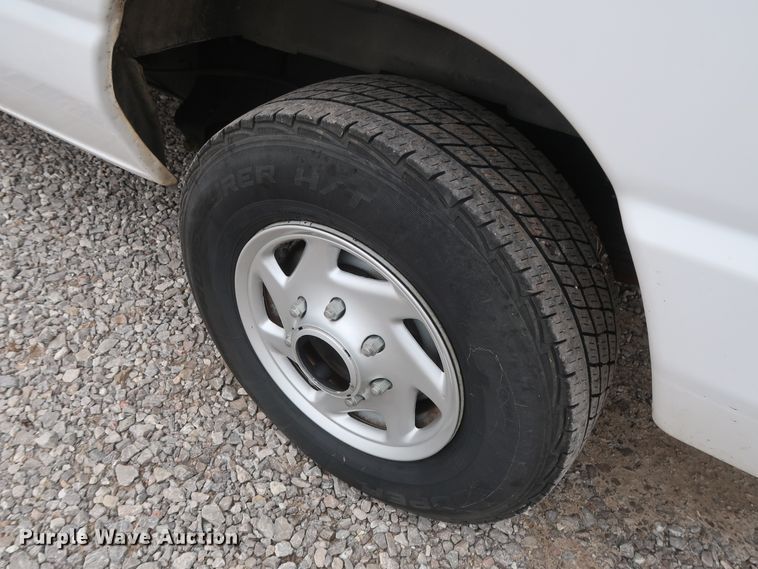 image for item GD9982 2009 Ford E350 Super Duty van with bucket lift