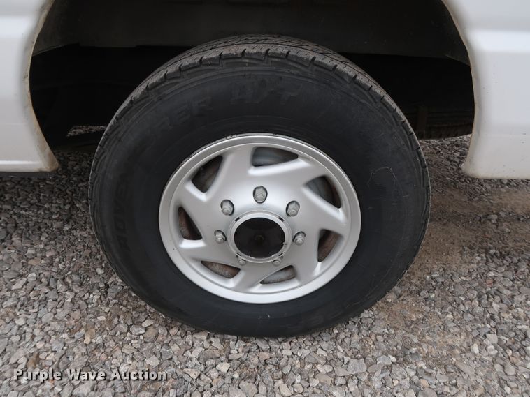 image for item GD9982 2009 Ford E350 Super Duty van with bucket lift