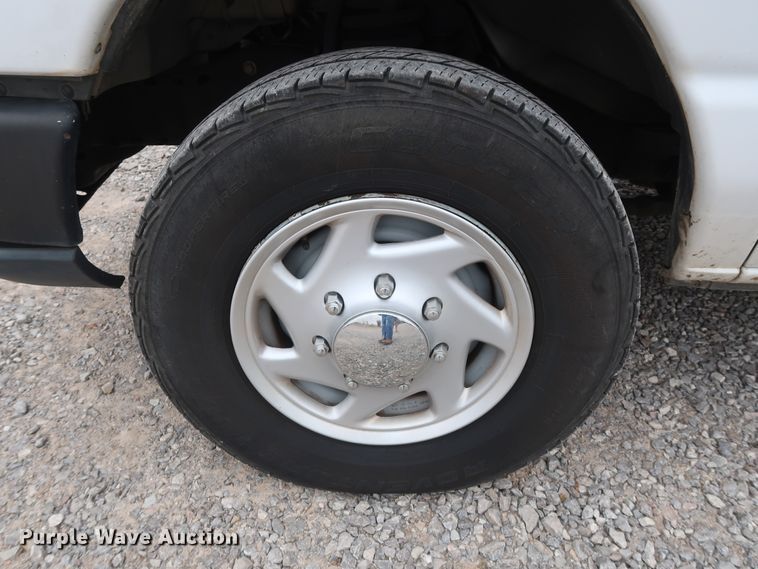 image for item GD9982 2009 Ford E350 Super Duty van with bucket lift