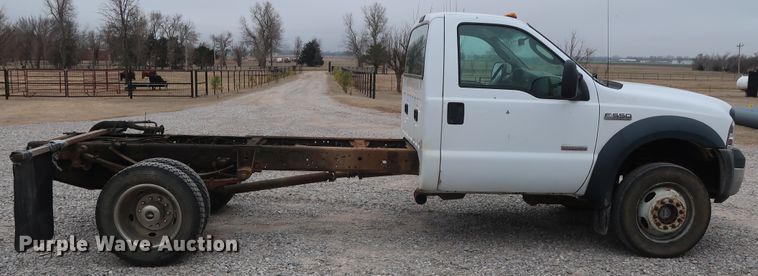 image for item GD9989 2006 Ford F550 Super Duty XL truck cab and chassis