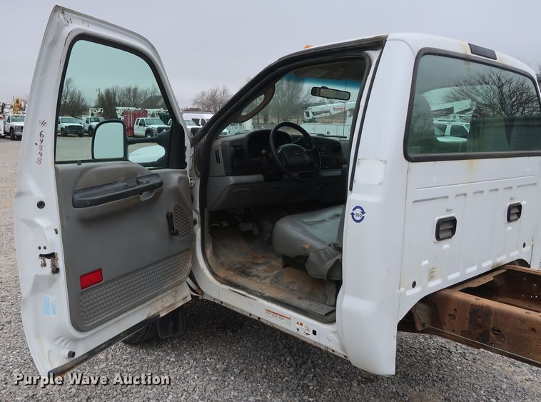 image for item GD9989 2006 Ford F550 Super Duty XL truck cab and chassis