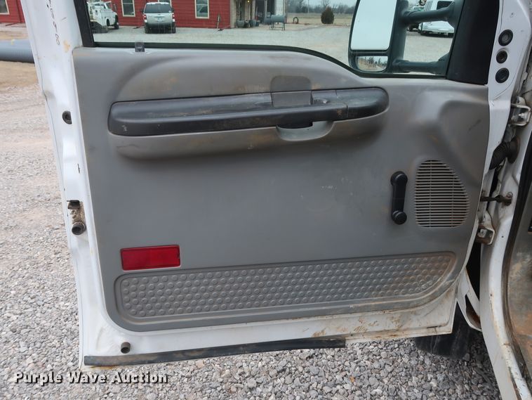 image for item GD9989 2006 Ford F550 Super Duty XL truck cab and chassis