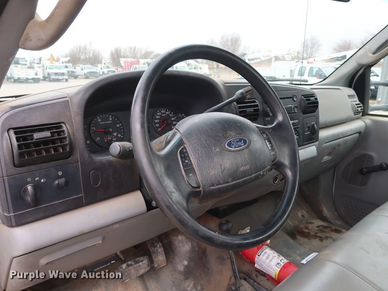 image for item GD9989 2006 Ford F550 Super Duty XL truck cab and chassis