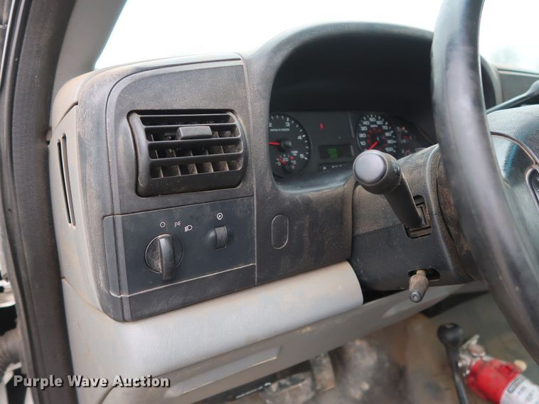 image for item GD9989 2006 Ford F550 Super Duty XL truck cab and chassis