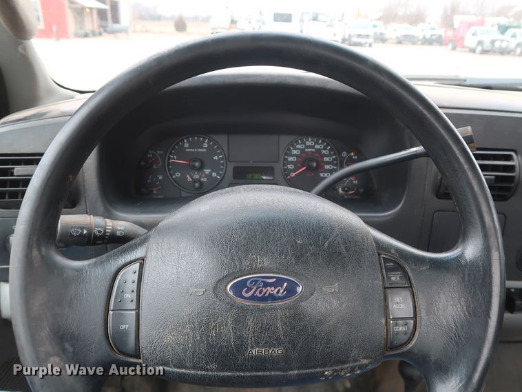 image for item GD9989 2006 Ford F550 Super Duty XL truck cab and chassis