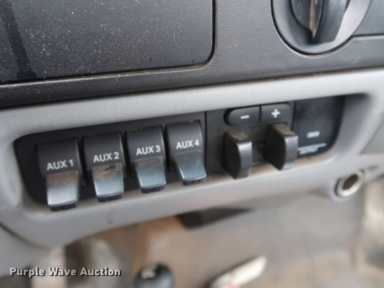 image for item GD9989 2006 Ford F550 Super Duty XL truck cab and chassis