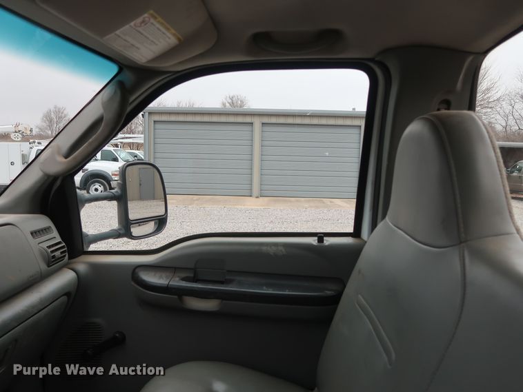 image for item GD9989 2006 Ford F550 Super Duty XL truck cab and chassis