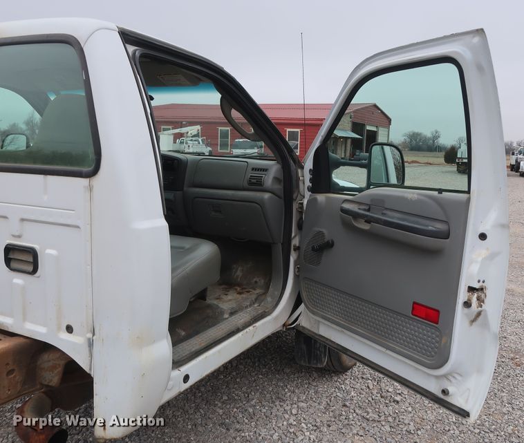 image for item GD9989 2006 Ford F550 Super Duty XL truck cab and chassis