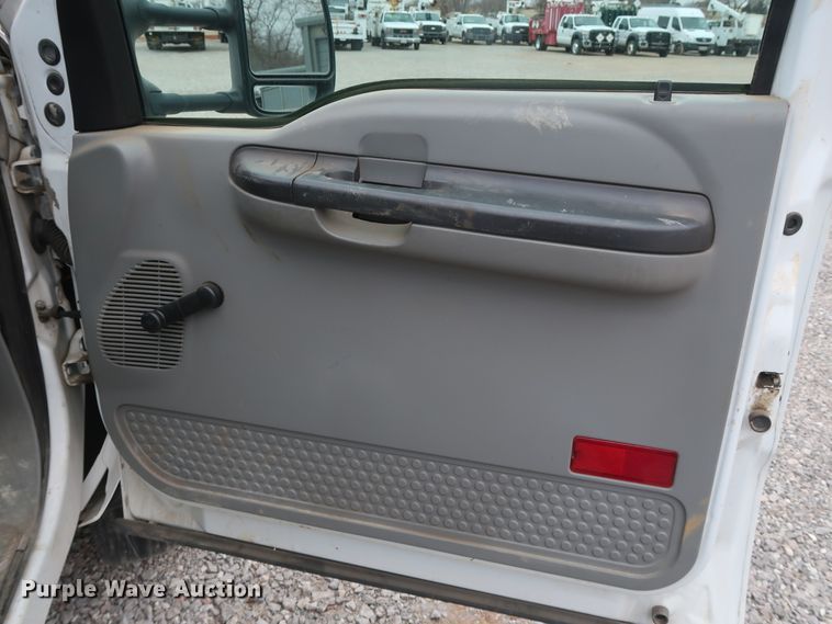 image for item GD9989 2006 Ford F550 Super Duty XL truck cab and chassis