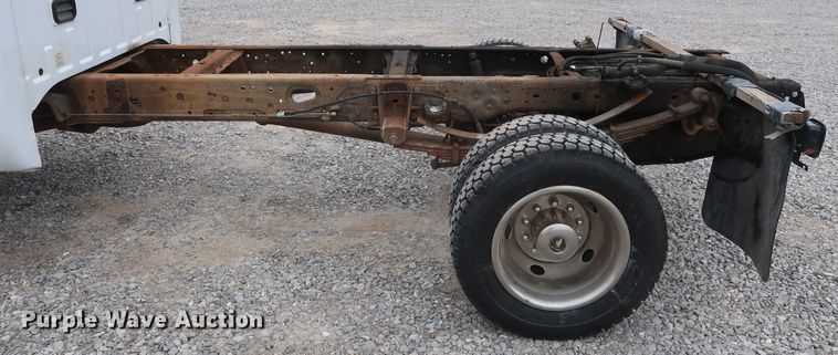 image for item GD9989 2006 Ford F550 Super Duty XL truck cab and chassis
