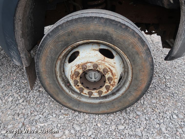 image for item GD9989 2006 Ford F550 Super Duty XL truck cab and chassis