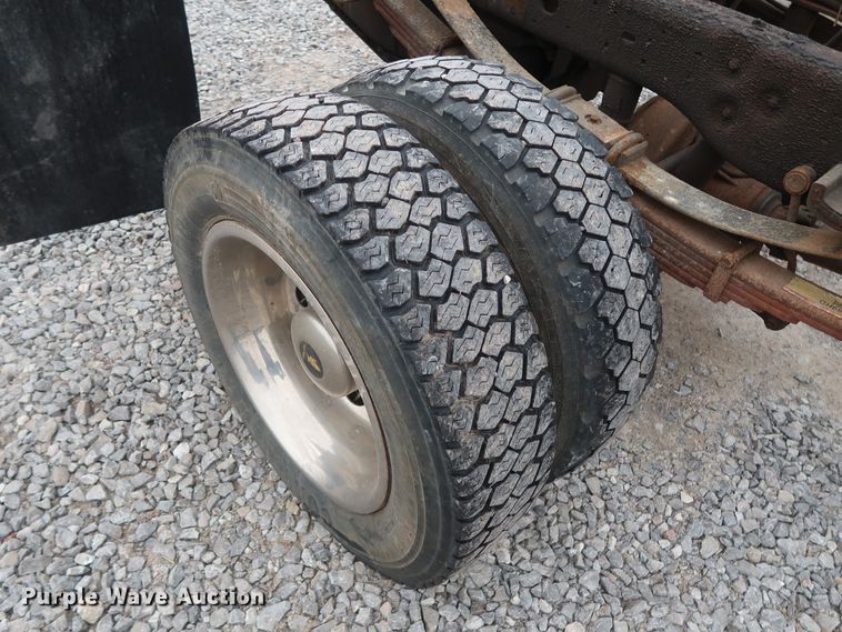 image for item GD9989 2006 Ford F550 Super Duty XL truck cab and chassis