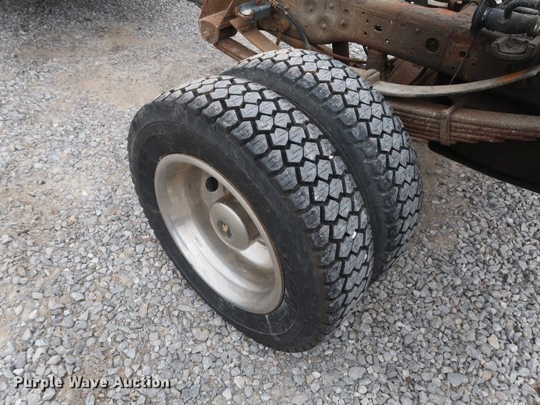 image for item GD9989 2006 Ford F550 Super Duty XL truck cab and chassis