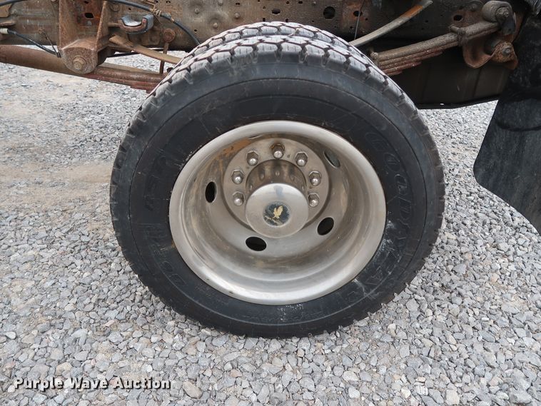 image for item GD9989 2006 Ford F550 Super Duty XL truck cab and chassis