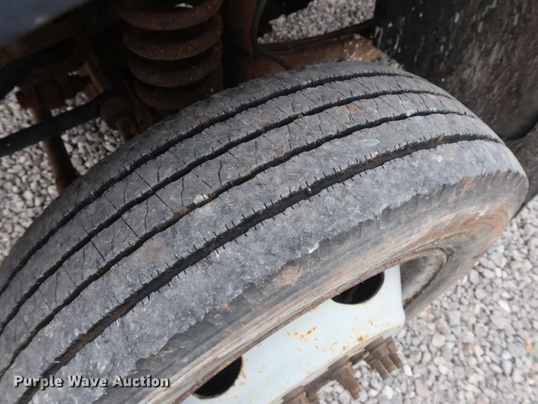 image for item GD9989 2006 Ford F550 Super Duty XL truck cab and chassis