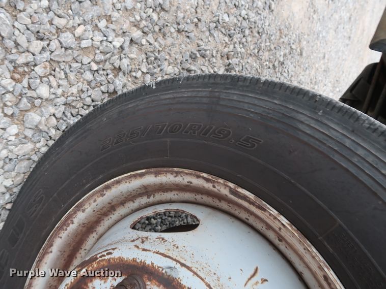 image for item GD9990 1999 Ford F450 Super Duty XL bucket truck