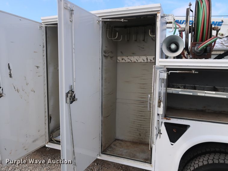 image for item GD9993 2005 Ford F550 Super Duty XL service truck