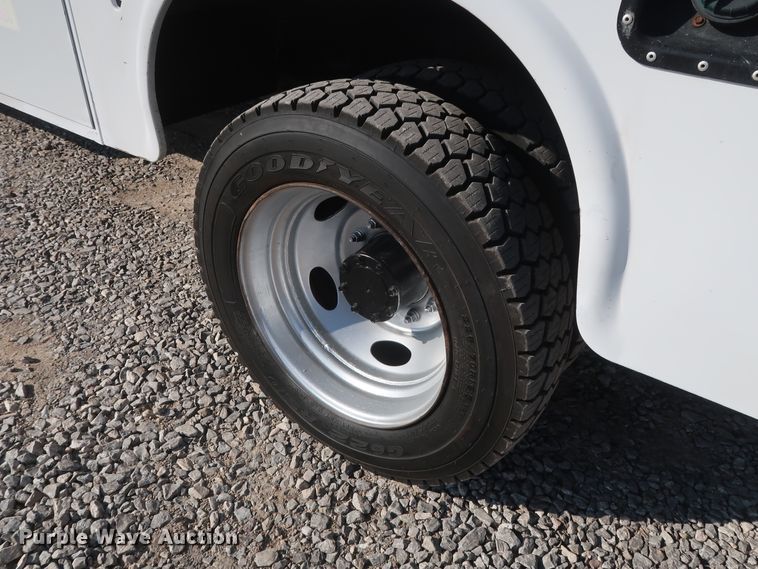 image for item GD9993 2005 Ford F550 Super Duty XL service truck