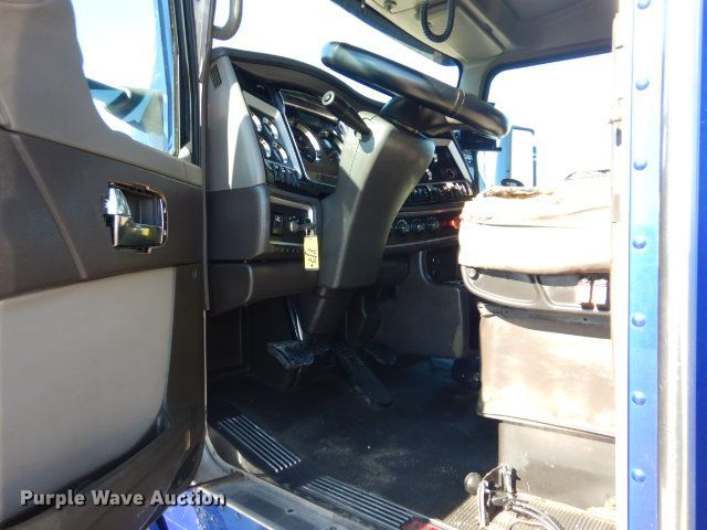 image for item GF9078 2012 Kenworth T660 semi truck