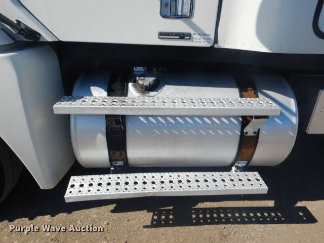 image for item GF9091 2006 Freightliner Columbia semi truck