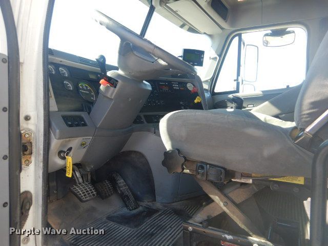 image for item GF9091 2006 Freightliner Columbia semi truck