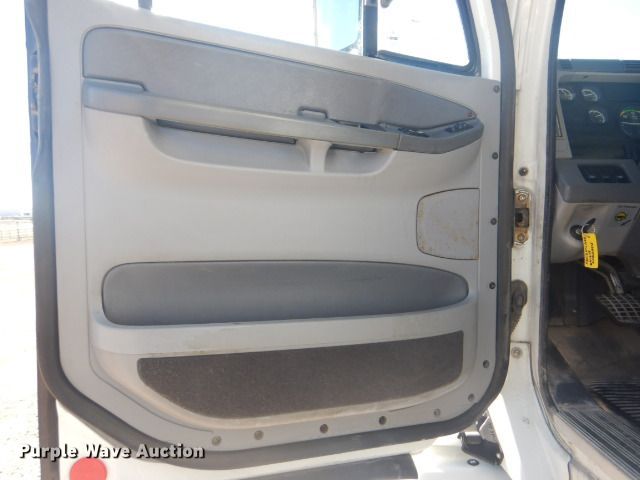 image for item GF9091 2006 Freightliner Columbia semi truck