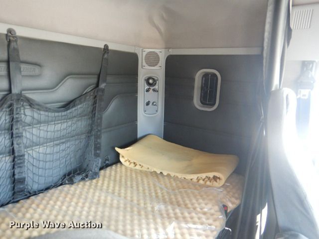 image for item GF9091 2006 Freightliner Columbia semi truck