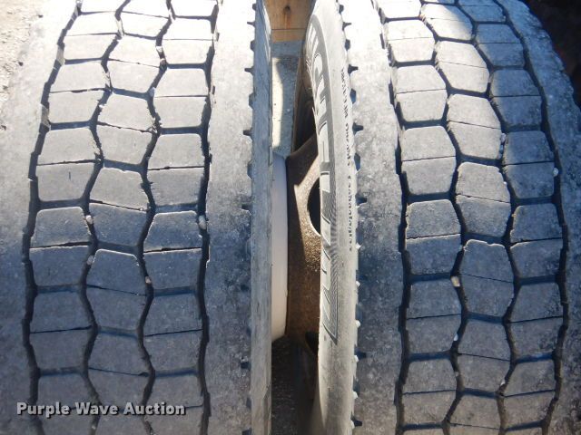 image for item GF9091 2006 Freightliner Columbia semi truck