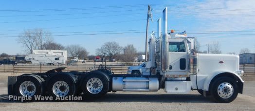 image for item GF9094 2011 Peterbilt 389 semi truck