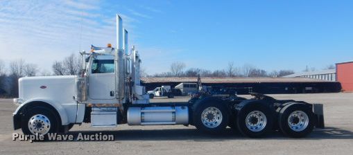 image for item GF9094 2011 Peterbilt 389 semi truck